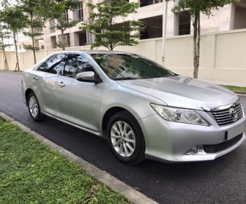 Toyota Camry 2.0G 2013 - Cần bán Toyota Camry 2.0G 2013, màu bạc, giá 717tr