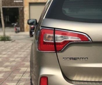 Kia Sorento 2.4 AT 2017 - Bán Kia Sorento 2.4 AT máy xăng sản xuất 2017 màu vàng cát, giá 795 triệu