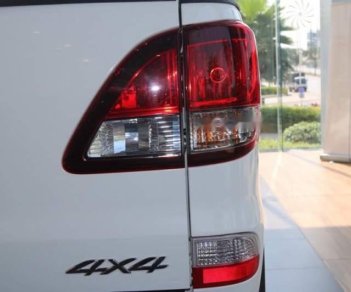 Mazda 323 2018 - Cần bán Mazda 323 đời 2018, màu trắng, xe nhập