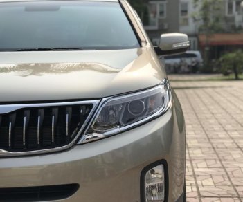 Kia Sorento 2.4 AT 2017 - Bán Kia Sorento 2.4 AT máy xăng sản xuất 2017 màu vàng cát, giá 795 triệu