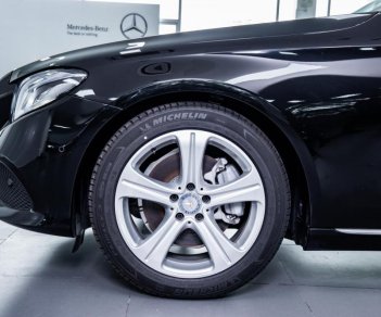 Mercedes-Benz E class 2017 - Bán Mercedes E250 2018 xe cũ, lướt 11.000km, chính hãng, giá tốt nhất