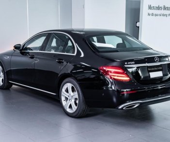 Mercedes-Benz E class 2017 - Bán Mercedes E250 2018 xe cũ, lướt 11.000km, chính hãng, giá tốt nhất