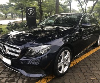 Mercedes-Benz E class 2017 - Bán Mercedes E250 đăng ký 10.2017, màu xanh đen, bảo hành dài đến 2021