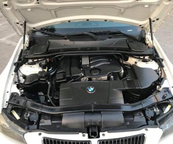 BMW 3 Series 320i 2007 - Cần bán xe BMW 320i 2007 màu trắng, nội thất kem