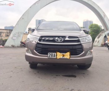 Toyota Innova E 2017 - Cần bán xe Toyota Innova E sản xuất năm 2017, màu bạc, xe gia đình