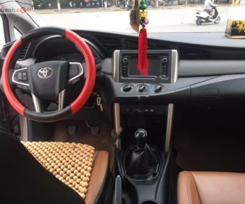 Toyota Innova E 2017 - Cần bán xe Toyota Innova E sản xuất năm 2017, màu bạc, xe gia đình