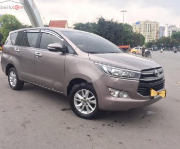 Toyota Innova E 2017 - Cần bán xe Toyota Innova E sản xuất năm 2017, màu bạc, xe gia đình