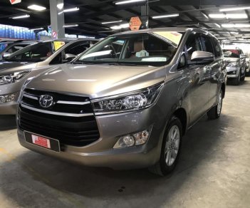 Toyota Innova 2.0E MT 2017 - Bán Innova E số sàn 2017 màu đồng, giảm ngay 30tr chỉ còn 710tr, xe siêu đẹp, liên hệ 0907969685