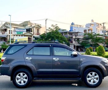 Toyota Fortuner 2.7 2011 - Bán Fortuner V 2,7 đủ đồ chơi hai cầu, số tự động, ít hao xăng, nội thất đẹp