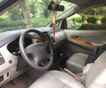 Toyota Innova  2.0G 2011 - Bán gấp Toyota Innova 2.0G 2011, màu bạc, xe gia đình 