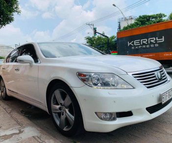 Lexus LS 2010 - Bán xe Lexus LS460L sản xuất 2010 màu trắng, 5 ghế có matxa, rada, nâng hạ gầm