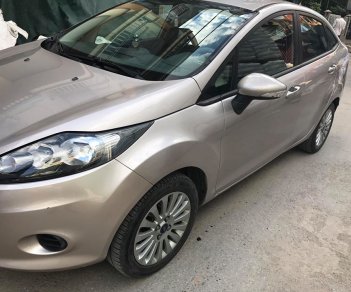 Ford Fiesta 2012 - Bán Ford Fiesta 2012 tự động màu bạc xe đi kỹ như mới