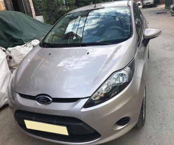 Ford Fiesta 2012 - Bán Ford Fiesta 2012 tự động màu bạc xe đi kỹ như mới