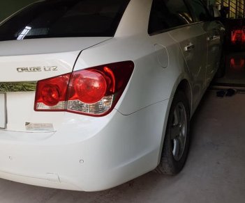 Chevrolet Cruze LTZ 2013 - Gia đình cần bán xe Cruze 2013 LTZ, số tự động, màu trắng