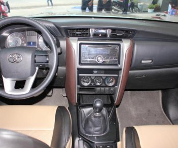 Toyota Fortuner 2017 - Bán Toyota Fortuner máy dầu đời 2017, màu trắng, xe nhập