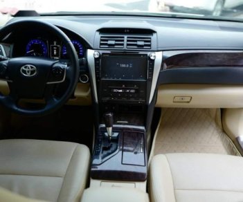Toyota Camry 2.0 2016 - Bán ô tô Toyota Camry 2.0 năm sản xuất 2016, màu trắng
