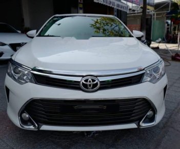 Toyota Camry 2.0 2016 - Bán ô tô Toyota Camry 2.0 năm sản xuất 2016, màu trắng