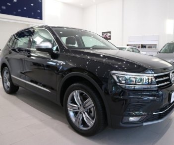 Volkswagen Tiguan 2018 - Bán xe Tiguan allspace 7 chỗ màu đen, giao ngay