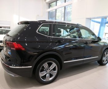 Volkswagen Tiguan 2018 - Bán xe Tiguan allspace 7 chỗ màu đen, giao ngay