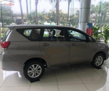 Toyota Innova 2.0E 2019 - Cần bán Toyota Innova 2.0E năm sản xuất 2019, màu xám