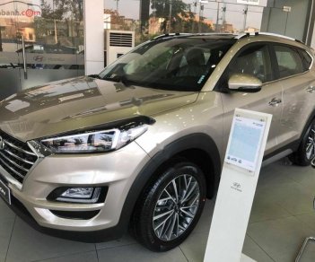 Hyundai Tucson 2.0 AT 2019 - Bán xe Hyundai Tucson 2.0 AT đời 2019, màu vàng, giá 878tr