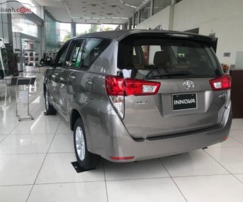 Toyota Innova 2.0E 2019 - Cần bán Toyota Innova 2.0E năm sản xuất 2019, màu xám