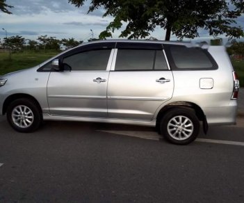 Toyota Innova E 2012 - Bán xe Toyota Innova E đời 2012, màu bạc số sàn, giá 425tr