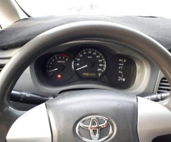 Toyota Innova E 2012 - Bán xe Toyota Innova E đời 2012, màu bạc số sàn, giá 425tr