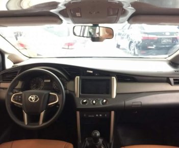 Toyota Innova 2.0E 2019 - Bán ô tô Toyota Innova đời 2019, màu bạc, giá tốt