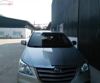 Toyota Innova 2.0E 2014 - Bán Toyota Innova 2.0E sản xuất năm 2014, màu bạc