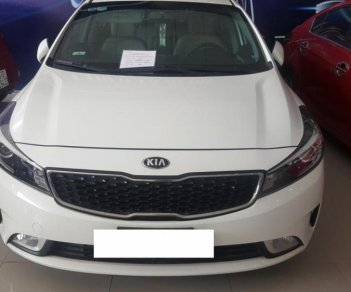 Kia Cerato 1.6MT 2017 - Bán Kia Cerato 1.6MT, màu trắng, đời 2017, xe gia đình ít đi