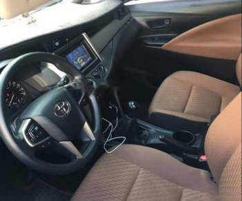 Toyota Innova 2017 - Bán ô tô Toyota Innova năm 2017, màu bạc chính chủ, giá 665tr
