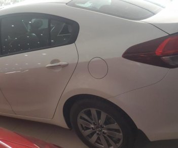 Kia Cerato 1.6MT 2017 - Bán Kia Cerato 1.6MT, màu trắng, đời 2017, xe gia đình ít đi