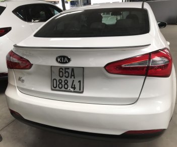 Kia K3 1.6MT 2014 - Bán Kia K3 1.6MT màu trắng, số sàn, sản xuất 2014, Đk 2015 một chủ đi 68000km