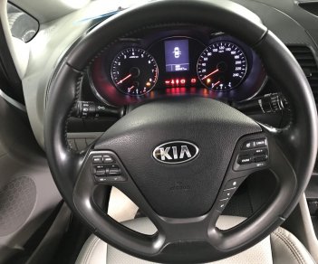 Kia K3 1.6MT 2014 - Bán Kia K3 1.6MT màu trắng, số sàn, sản xuất 2014, Đk 2015 một chủ đi 68000km