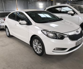 Kia K3 1.6MT 2014 - Bán Kia K3 1.6MT màu trắng, số sàn, sản xuất 2014, Đk 2015 một chủ đi 68000km