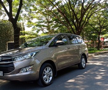 Toyota Innova 2.0E 2018 - Bán ô tô Toyota Innova 2.0E 2018, màu ghi, xe gia đình cần bán lại giá 715 triệu