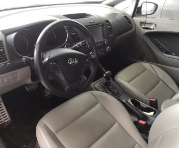 Kia K3 1.6AT 2016 - Bán Kia K3 1.6AT màu trắng, sản xuất 2016 biển Sài Gòn đi 33000km, xe đẹp