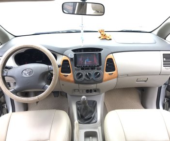 Toyota Innova G 2011 - Cần bán Toyota Innova G năm 2011, màu bạc. Xe thuộc loại xuất sắc