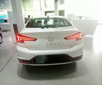 Hyundai Elantra   2.0AT  2019 - Bán Hyundai Elantra 2.0AT năm 2019, màu trắng, giá tốt