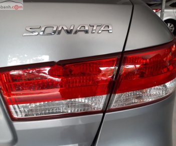 Hyundai Sonata 2.0 AT 2010 - Cần bán lại xe Hyundai Sonata 2.0 AT năm sản xuất 2010, màu bạc 