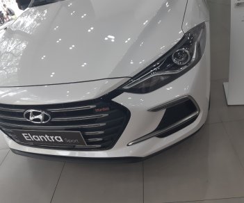 Hyundai Elantra 1.6 AT Sport Turbo 2019 - Hyundai Elantra 1.6 AT Sport Turbo, trắng, giao ngay, hỗ trợ vay ngân hàng, LH: 0903106566