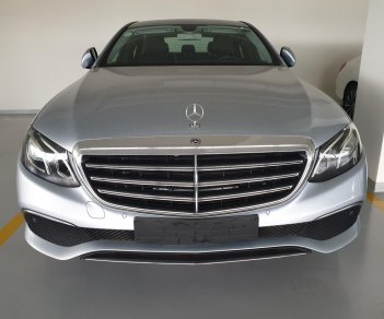 Mercedes-Benz E class E200 2017 - Bán Mercedes E200 2017, màu bạc, xe như mới, hỗ trợ ngân hàng 70%