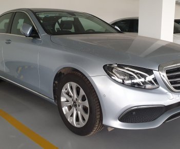 Mercedes-Benz E class E200 2017 - Bán Mercedes E200 2017, màu bạc, xe như mới, hỗ trợ ngân hàng 70%