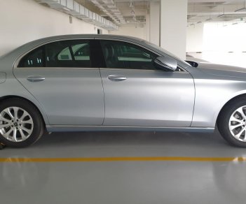 Mercedes-Benz E class E200 2017 - Bán Mercedes E200 2017, màu bạc, xe như mới, hỗ trợ ngân hàng 70%