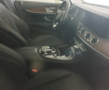 Mercedes-Benz E class E200 2017 - Bán Mercedes E200 2017, màu bạc, xe như mới, hỗ trợ ngân hàng 70%