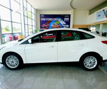 Ford Focus  Trent AT 2019 - Bán xe Ford Focus sản xuất năm 2019, màu trắng