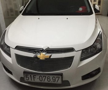 Chevrolet Cruze 2015 - Cần bán xe Chevrolet Cruze sản xuất 2015, màu trắng số tự động