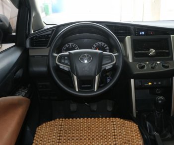 Toyota Innova E 2.0MT 2017 - Bán Toyota Innova E 2.0MT 2017, màu bạc