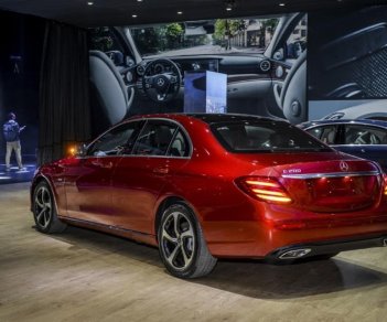 Mercedes-Benz E class   2019 - Cần bán Mercedes sản xuất 2019, màu đỏ